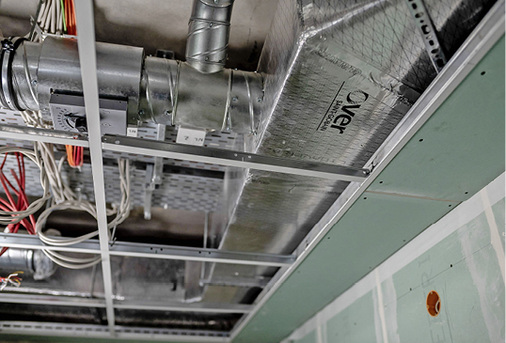 



2
 In die bestehende, räumlich begrenzende Rohbaukonstruktion musste viel neue Technik und ein dichtes Leitungsnetz eingebracht werden. Sechs Lüftungsgeräte sowie einige hundert Meter Lüftungskanäle waren erforderlich. Das Hauptkanalnetz besteht aus dem platzsparenden Climaver-System. 
