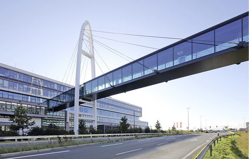 



2
 Auf der Unterseite der Puma-Brücke sind beidseitig auf 85 m Länge Heizbänder installiert: Regen- und Schmelzwasser können so in der Frostperiode abfließen und Eiszapfen gar nicht erst entstehen. 
