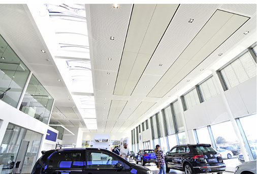 
2
 Im Bereich Fahr-zeugausstellung sorgen Heiz- und Kühlsegel des Typs Smartline für Wohlfühltemperaturen. Zur Verbesserung der Raumakustik haben sie eine perforierte Oberfläche. 



