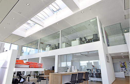 



3
 Im Bürobereich sind neben den perforierten Heiz- und Kühlsegeln der Baureihe Smartline … 
