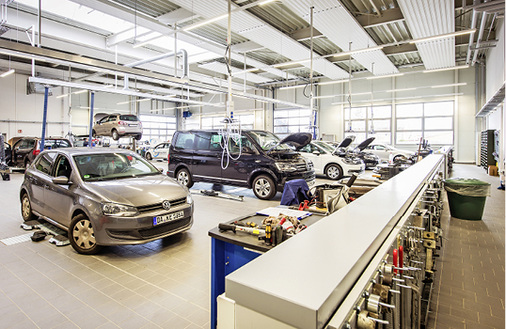 



5
 Deckenstrahlplatten des Typs ECO EVO Plus im Werkstattbereich. Neben der angenehmen und energiesparenden Beheizung ermöglichen sie eine optimale Raumnutzung, da Wände und Böden frei bleiben. 
