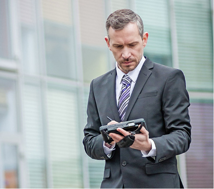 <p>
</p>

<p>
<span class="GVAbbildungszahl">8</span>
 Mit einer im Lieferumfang enthaltenen oder optional erhältlichen Handschlaufe hat man Tablets sicher in der Hand. 
</p> - © Panasonic

