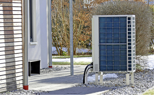 
6
 Wärmepumpen-Anlagen erwiesen sich als Schwachstelle bei der Querauswertung des Monitoring von 37 Häusern des „Effizienzhaus Plus-Standards“. Höhere Raumtemperaturen, der große Anteil der Trinkwassererwärmung und unzeitgemäße Regelstrategien führten zu vergleichsweise schlechten Jahresarbeitszahlen. 



