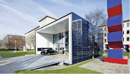 
7
 Bereits im Dezember 2011 ging dieses Effizienzhaus Plus in Betrieb. Damals lag der Schwerpunkt eher auf Machbarkeit als auf Wirtschaftlichkeit. Seit 2017 steht das Haus der Öffentlichkeit als Informations- und Kompetenzzentrum für zukunftsgerechtes Bauen zur Verfügung.



