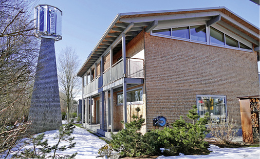 



8
 Dieses Musterhaus in der Fertighausausstellung des Bauzentrums in Poing bei München ist nach dem schweizerischen Gebäudestandard Minergie-A-Eco zertifiziert. Das „A“ steht für eine höhere energetische Unabhängigkeit, „Eco“ für das Thema Gesundheit und Bauökologie. Anstatt mit einer Wärmepumpe ist das „Alpenchic“-Einfamilienhaus mit einer mit Wasserstoff betriebenen Brennstoffzellen-Heizung ausgestattet. Weitere Energie kommt von einer PV-Anlage und einer markant auf einem Holzturm platzierten Windturbine.
