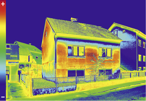 



2
 Für die energetische Qualitätssicherung und den Qualitätsnachweis der Gebäudehülle gibt es heute mehrere etablierte Verfahren, beispielsweise Differenzdruck-Messverfahren (Blower-Door-Test) und die Thermografie. Bei der Anlagentechnik klammert sich die Branche an Prüfstandswerte, die die Praxis nicht widerspiegeln. Durch gezielte Nachweise könnten Theorie- und Praxiswerte enger zusammenkommen und die energetische Modernisierung sowie Mehrinvestitionen für geringere Energiekosten attraktiver machen.
