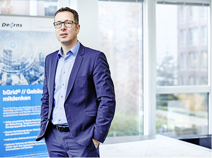 <p>
</p>

<p>
<span class="GVAbbildungszahl">4</span>
 Lars Schumacher: „Unsere eigene Unternehmensentwicklung ist auf 100 % BIM ausgerichtet. Unser Ziel ist, auch unsere Projektpartner – von Statikern über Baufirmen bis hin zu Generalplanern – von BIM zu überzeugen.“
</p> - © Deerns Deutschland GmbH / Katharina Rösch Fotografie

