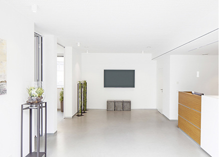 



4
 Empfangsbereich mit gelochter Gipskartondecke. 
