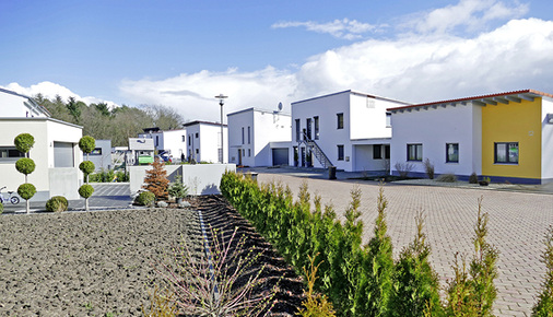 



4
 ÜZ-Pilotprojekt „Kaltwärme-Versorgung“ in Strütlein Ost / Schwebheim. Die 13 Grundstücke sind komplett mit Strom, Wasser, Abwasser und Erdwärmesonden erschlossen. 
