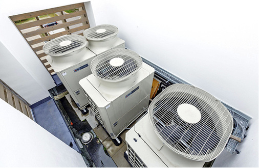 



3
 Drei HVRF-Außengeräte mit unterschiedlichen Leistungen auf einem eingehausten Seitendach.
