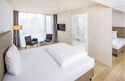 



4
 In den 63 Hotelzimmern kann über ein Kanaleinbaugerät in der abgehängten Zimmerdecke individuell geheizt oder gekühlt werden. 
