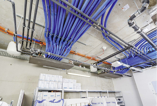 



5
 Die HBC-Controller übernehmen den Wärmeaustausch zwischen den Kältemittel führenden Außenkreisläufen und den Wasser führenden Innenkreisläufen zu den Innengeräten.
