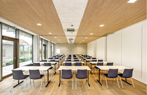 



6
 Im Erdgeschoss befinden sich sechs unterschiedlich große Tagungs- und Seminarräume, die mit 4-Wege-Deckenkassetten klimatisiert werden.
