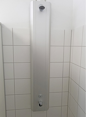 
5
 Durch eine Klappmechanik für die einfache Revision eignet sich das Linus-Duschpaneel speziell für die Sanierung. Wie die Unterputz-Duscharmatur aus der Serie wird sie über die CVD-Touch-Elektronik ausgelöst und die Temperatur individuell über den Thermostat eingestellt. 



