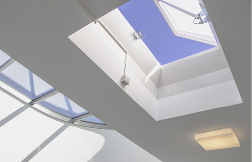 



4
 Der Zuluftventilator der TSA sorgt gezielt für frische Luft im gesamten Treppenraum. Diese verdünnt eventuell eingedrungene Rauchgase und spült sie durch eine geöffnete Lichtkuppel im Treppenraumkopf aus.
