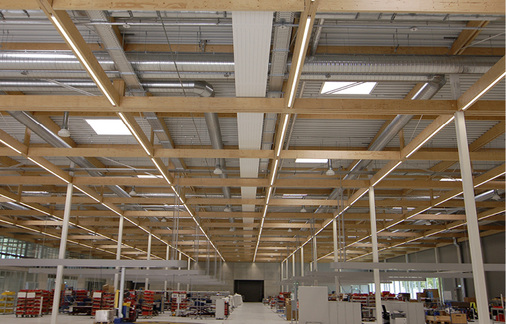 



2
 Blick in die neue Halle für die Endmontage und den Versand. Bewusst auffällig ist die Holzkonstruktion. 
