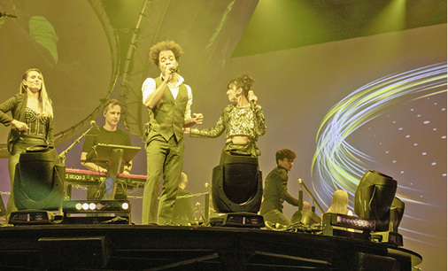 



2
 Rasante Auftritte der Band „Live on Loops“, die im Zusammenspiel mit der Projektion als Stichwortgeber fungierte, sorgen bei der Roadshow für faszinierende Momente. 
