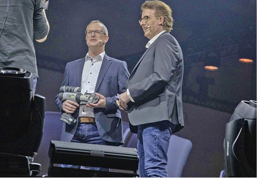 



3
 Viega-Trainingsleiter Dieter Hellekes (links) und der Kabarettist Christoph Brüske stellen im launigen Dialog die Viega-Innovationen vor. 
