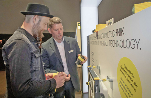 



4
 Auch das macht den Erfolg der Viega-Roadshow aus: Die Möglichkeit, sich im Gespräch mit Freunden und Kollegen auszutauschen, …
