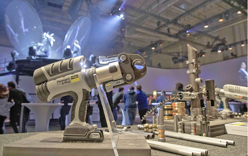 



6
 In Hamburg wurde erstmals in Deutschland die neue Pressgun 6 Plus der Öffentlichkeit vorgestellt, mit der Viega zugleich in die digitale Werkzeugverwaltung einsteigt. 
