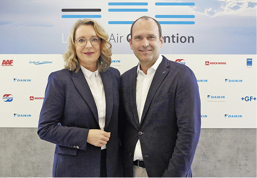 



2
 Claudia Kemfert, Gunther Gamst: „Eine kluge Energiewende ist vergleichbar mit einem Marathon, an dem wir alle teilnehmen. Es ist höchste Zeit für den Startschuss.“ 
