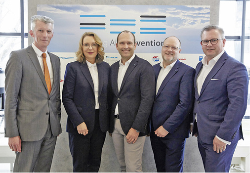 



4
 Teilnehmer der Podiumsdiskussion (v. l.): Christoph Brauneis, Claudia Kemfert, Gunther Gamst, Volker Weinmann und Markus Guth. 
