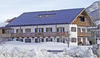 
2
 Von diesem 30°-Dach mit rahmenlosen PV-Modulen und ohne Schneefangsystem konnte der Schnee leicht abrutschen. 



