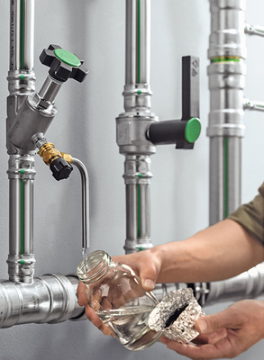 



5
 Eine temporäre Erhöhung der Warmwasserspeichertemperatur, Spülungen oder eine Desinfektion der Trinkwasser-Installation direkt vor der Probennahme widersprechen vorsätzlich dem Schutzzweck der Untersuchung nach TrinkwV. Eine so erfolgte Probennahme ist damit ungültig.
