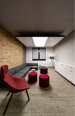 



3
 Die Auslegung der Klimaleuchten mit biodynamischem HCL-LED-Licht schafft am Arbeitsplatz blendfrei über 1000 lx im Farbtemperaturbereich von 3000 bis 6500 K. Das Licht kann nach dem circadianen Rhythmus des Menschen oder individuell je nach Bedarf gesteuert werden. Eine Besonderheit der interpanel-Deckensegel ist die tauwasserfreie Flächenkühlung. Ermöglicht wird dies durch eine für Wärmestrahlung hochtransparente und wasserdampfdiffusionsdichte Bespannung. 
