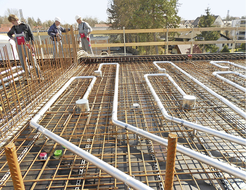 



2
 Im Gegensatz zu konventionellen Bauteilaktivierungs-Systemen wird die Zuluft bei Contretcool nicht direkt in den Raum geführt, sondern durchströmt zuerst die in der Decke einbetonierten Aluminium-Kühlrohre. Verlegen lassen sich die Kühlrohre in Ortbeton, Filigrandecken und Fertigteildecken. 
