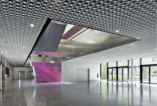 



3
 Die Zuluft kühlt die Decke und erwärmt sich dabei annähernd auf die Deckentemperatur. 
