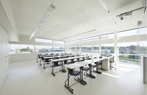 



4
 Die Kombination von Zuluft und Aktivierung der Decke zur Kühlung sorgt für ein behagliches Klima und jederzeit ausreichend Frischluft in den Räumen – eine ideale Umgebung zum Lernen. 
