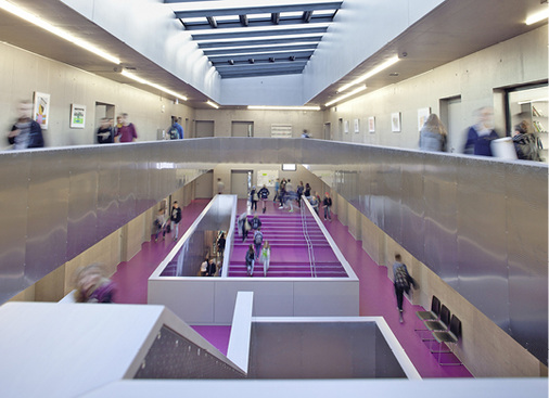 



6
 Das großzügige Treppenhaus ist ein Ort der Begegnung und Kommunikation – das Herzstück des Schulgebäudes. 
