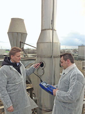 
4
 Schadstoff-Messung am Fortluftauslass eines Chemie-Unternehmens. 



