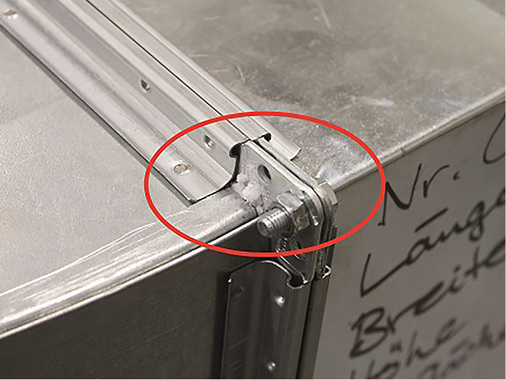 



2
 Typischerweise setzt sich die Undichtheit von Luftleitsystemen aus vielen kleinen Leckagen zusammen, die in der Praxis konventionell äußerst schwierig und ineffizient abzudichten sind. Mit MEZ-Aeroseal setzt sich der vom Luftstrom beförderte Dichtstoff automatisch an den Leckagestellen ab. So können die Luftdichtheitsklassen C und D, die sonst nur bei sehr aufwendig abgedichteten oder geschweißten Luftkanälen möglich sind, vergleichsweise einfach erreicht werden. 
