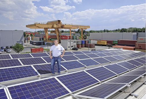 <p>
</p>

<p>
<span class="GVAbbildungszahl">2</span>
 Spedition Lutter nutzt dank Batteriespeicher mehr Solarstrom vom eigenen Dach. 
</p> - © Andreas Keuchel

