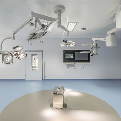 



2
 Zehn neue OP-Säle sind mit moderner Apparatemedizin ausgestattet – Videokonferenzen während eines chirurgischen Eingriffs sind innerhalb der gesamten Charité möglich. Im Bild fehlt noch der OP-Tisch, aber der große Monitor an der Wand ist bereits installiert.
