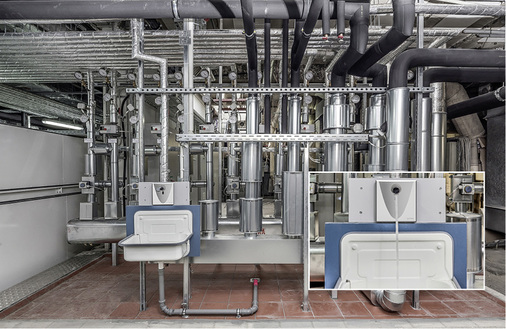 



5
 Das Ausgussbecken in der Lüftungszentrale wird nur sporadisch für Reinigungszwecke genutzt. Die letzte Entnahmestelle am Ende der Kaltwasser-Strangleitung wurde mit der elektronischen Schell-Armatur Walis inklusive Temperaturfühler ausgerüstet. Sie ist die erste elektronische Kaltwasser-Aufputz-Armatur mit integriertem Temperatursensor. Durch die Temperaturerfassung wird bei Überschreitung von kritischen Kaltwassertemperaturen vom SWS-Server eine anhand des Leitungsquerschnitts und der Rohrleitungslänge festgelegte Hygienespülung aktiviert.
