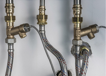 



6
 Das SWS erfasst an ausgewählten Stellen die Temperaturen von Kalt- und Warmwasser, dokumentiert diese und löst bei Bedarf vollautomatisch Stagnationsspülungen aus. 
