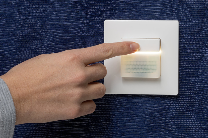 Mit dem integrierten Taster kann die Beleuchtung auch manuell ein- und ausgeschalten werden. - © Theben AG