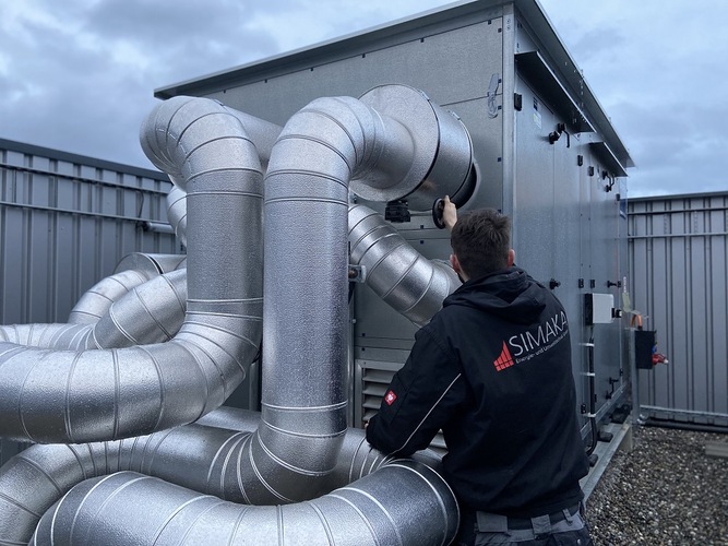 Simon Uitz, Verfahrenstechniker bei Simaka Energie- und Umwelttechnik GmbH, beim Einstellen der Absperrklappe für die Heißwasserrückführung. - © Simaka Simon Uitz, Verfahrenstechniker bei Simaka Energie- und Umwelttechnik GmbH, beim Einstellen der Absperrklappe für die Heißwasserrückführung. - © Simaka