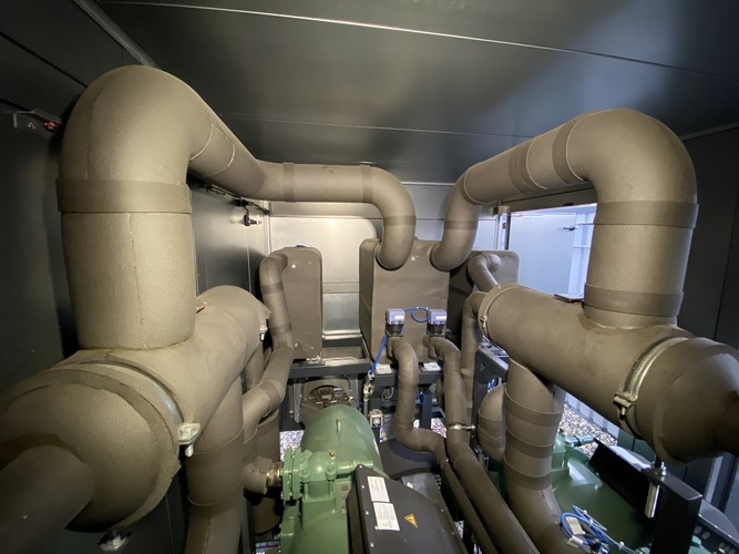 Die in der Wärmepumpe installierten gelöteten Alfa Laval Wärmetauscher. Links der AC500 Verflüssiger, in der Mitte der AC1000 Verdampfer und rechts der AC500 Verflüssiger.  - © Simaka