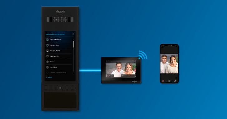 Die intelligente Türsprechanlage zeigt einen Videoanruf auf einem Wandpanel und einem Smartphone vor einem blauen Hintergrund an. - © Hager Vertriebsgesellschaft mbH & Co. KG