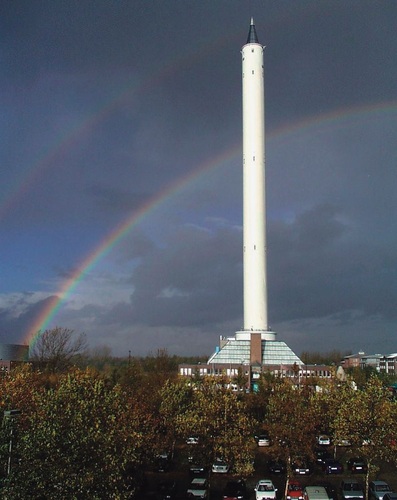 Symbol der Dynamik — der 146 m hohe Fallturm des Zentrums für angewandte Raumfahrttechnologie und Mikrogravitation. - Uni Bremen - © Uni Bremen
