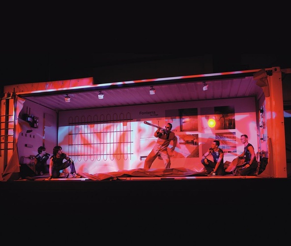 Show-Container als Showbühne für Didgeridoo-Spieler Anska. Hörenswert! - Viega