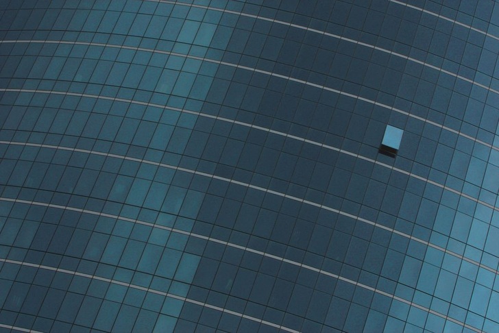 Rund 80 % der Lebenszeit verbringen Menschen in den Industrieländern in Gebäuden. Die Evolutionen hat sie dafür nicht ausgerüstet. Kaum dass wir eine für den Baukörper ­kritische Raumluftfeuchte wahrnehmen können, versagen wir bei den meisten Luftschad­stoffen gänzlich. Erst ein neuer Sensor versetzt uns in die Lage, bedarfsgerecht zu lüften.