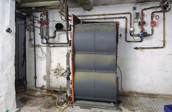 Traurige Realität in Millionen deutschen Heizungskellern: Insbesondere selbstnutzende Eigentümer verschenken jedes Jahr mit dem Weiterbetrieb veralteter Technik ihr Geld. - Vaillant - © Vaillant
Traurige Realität in Millionen deutschen Heizungskellern: Insbesondere selbstnutzende Eigentümer verschenken jedes Jahr mit dem Weiterbetrieb veralteter Technik ihr Geld. - Vaillant - © Vaillant