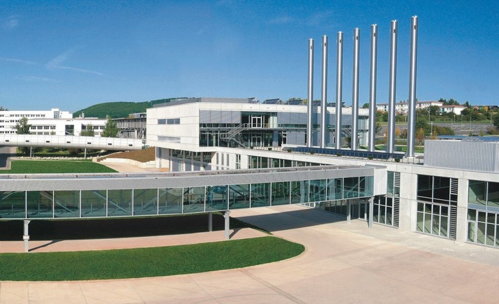 Die neue Viessmann Akademie mit der angegliederten Energiezentrale zur Versorgung des gesamten Werkes in Allendorf. - Viessmann