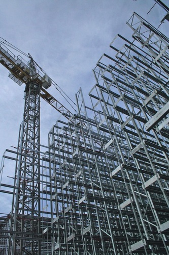 Fast 140000 m2 groß: In Dortmund hat IKEA das größte ­Logistikzentrum Europas errichtet. Die Verwendung eines Druckströmungssystems zur Dachentwässerung optimiert durch seine kleinen Dimensionen und die waagerechte ­Verlegung das nutzbare Raumvolumen. - Akatherm FIP