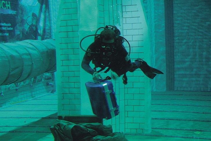 Unterwassergeburt: Hannemann stellte der Fachpresse die neue Heizungsfüllanlage Hardy Jun. in ihrem Element vor. - JV